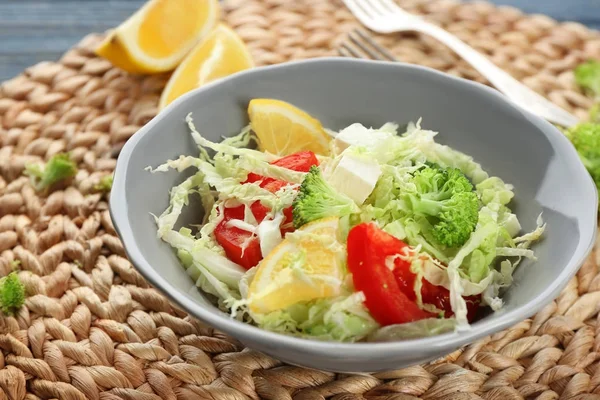 Bol avec salade de légumes savoureux sur la table — Photo
