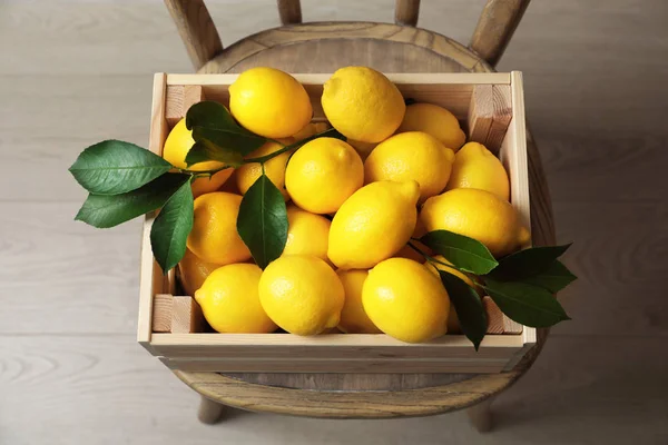 木制的盒子和成熟的柠檬 — 图库照片