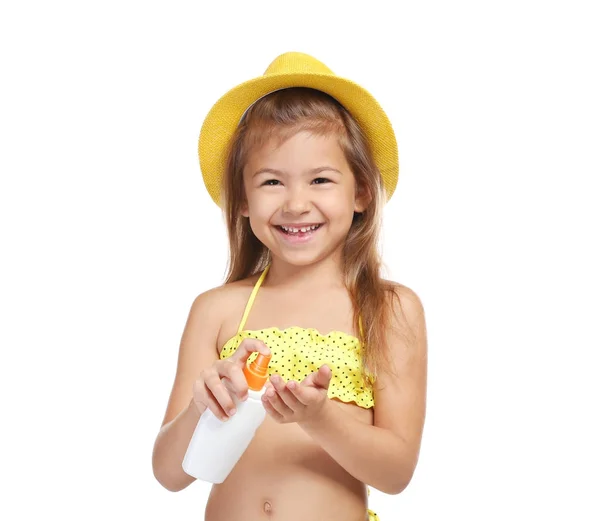 Menina adorável com garrafa de protetor solar no fundo branco — Fotografia de Stock