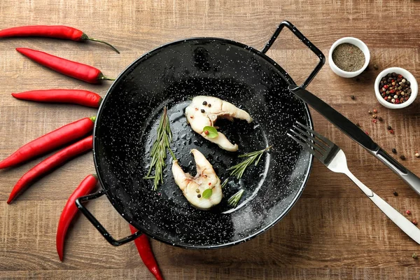 Koekenpan met heerlijke vis steaks op tafel — Stockfoto