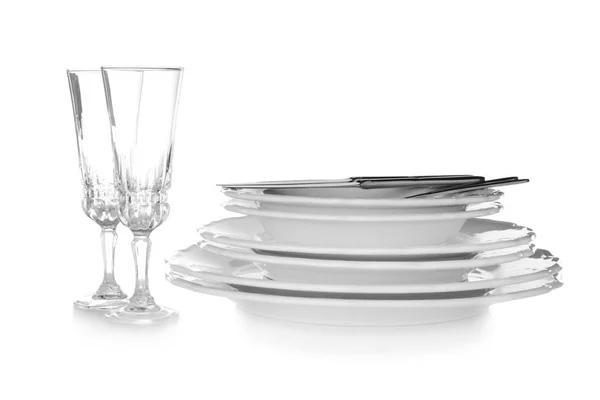 グラス、カトラリー、白い背景の上のセラミック食器 — ストック写真