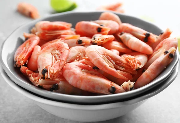 Placa con deliciosos camarones en la mesa — Foto de Stock