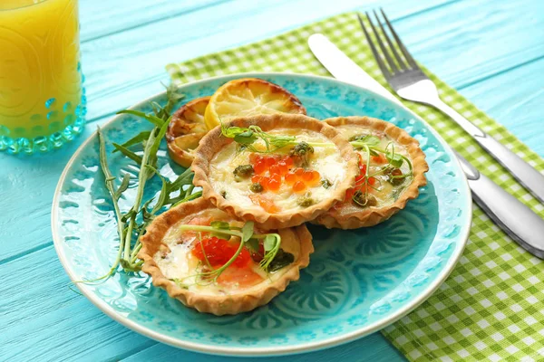 Prato com saborosas tartes de salmão — Fotografia de Stock