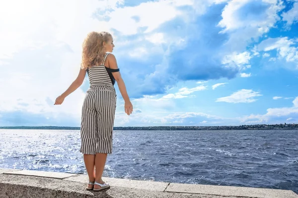 Vrouw ontspannend in de buurt van rivier — Stockfoto