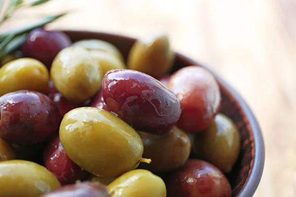 Masada konserve zeytin ile kase — Stok fotoğraf