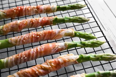 Kuşkonmaz pastırma ile plaka sarılmış