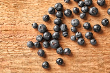 Taze acai çilek ahşap arka plan üzerinde