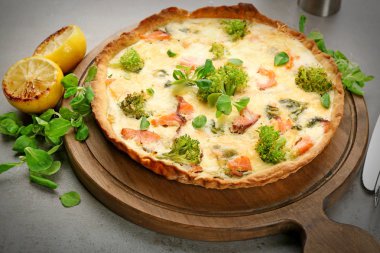 Ahşap tahta üzerinde lezzetli somon kiş