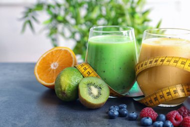 Gözlük ile farklı protein shakes masaya