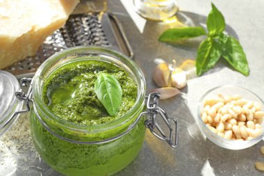 lezzetli fesleğen pesto sos
