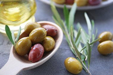 Kaşık konserve zeytin ile 