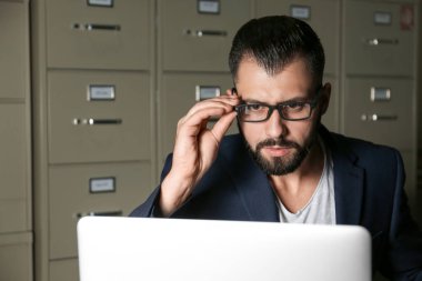 Genç adam arşivindeki Masadaki laptop ile çalışma