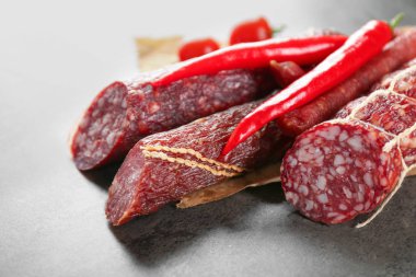 tablo üzerinde Sosis füme