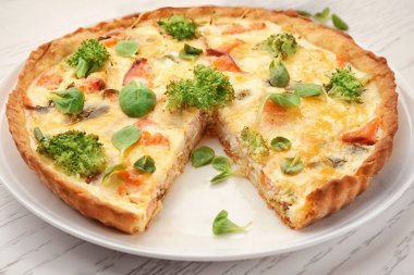 Plaka üzerinde lezzetli somon kiş