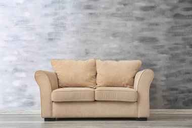 Grunge duvar arka plan üzerinde rahat kanepe