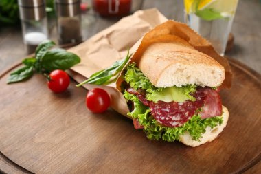 Lezzetli sosisli sandviç 