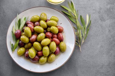 Plaka konserve zeytin ile 