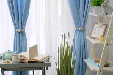 Oda güzel perdeler ile