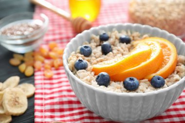 Meyve ile lezzetli yulaf ezmesi 