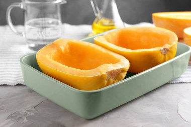 Kesme spagetti squash tablo ile pişirme çanağı