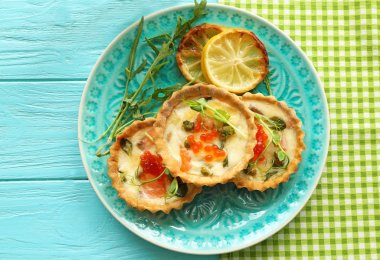 Lezzetli somon tartlets tablo ile plaka