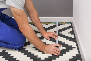 Erkek alt katta kapalı halı montaj