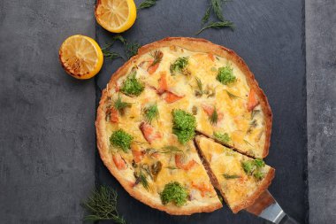 Masada lezzetli somon kiş