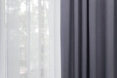 Güzel renkli perdeler kapalı, portre