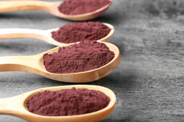 Tahta kaşıklar acai tozu ile 