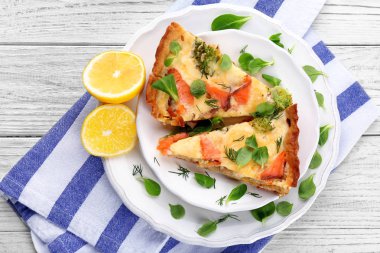 Somon kiş pasta masada parçaları ile plakalar