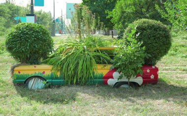 Eski araba yapılan flowerbed 