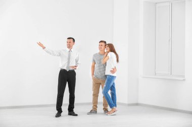 Mutlu çift için emlakçı gösteren daire