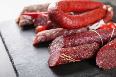 Kayrak plaka üzerinde lezzetli sosis