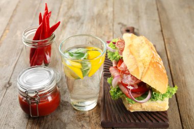 Lezzetli sosisli sandviç 