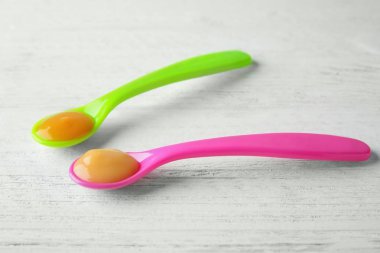 Bebek maması ile plastik kaşık 