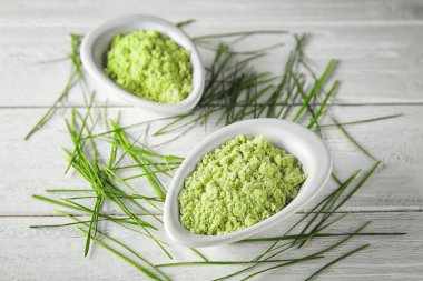 Buğday çim tozu ile kase ve lahanası