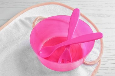 Parlak bebek dishware masada