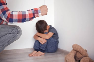 Oğlu evde tehdit eden adam. Aile içi şiddet kavramı