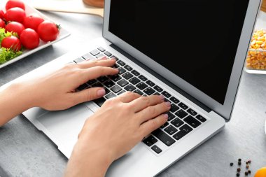 Gıda blogger laptop ve tablo farklı ürünleri ile eller