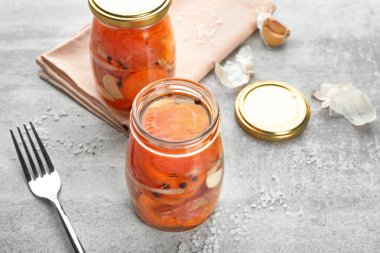 Kavanoz lezzetli marine edilmiş somon ile