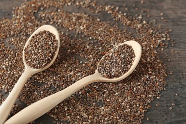 Chia tohum masada kaşıklarla