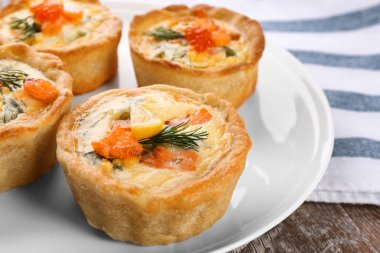 Plaka, closeup lezzetli somon tartlets