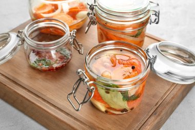 Kavanoz lezzetli marine edilmiş somon ile 