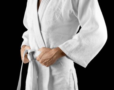 Karategi koyu arka plan üzerinde adam