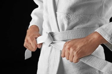 Karategi koyu arka plan üzerinde adam