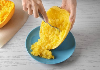 Spagetti squash hazırlama kadın