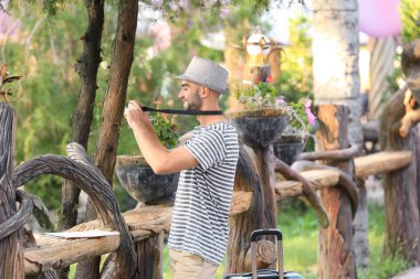 Yakışıklı genç turist alarak fotoğraf 