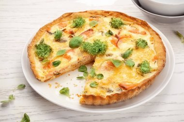 Plaka üzerinde lezzetli somon kiş