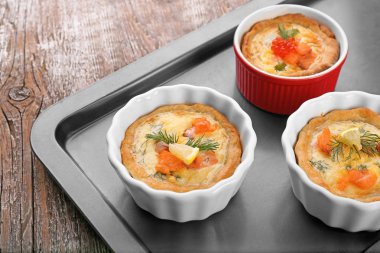 Ramekins tepsi pişirme üzerinde lezzetli somon tartlets ile