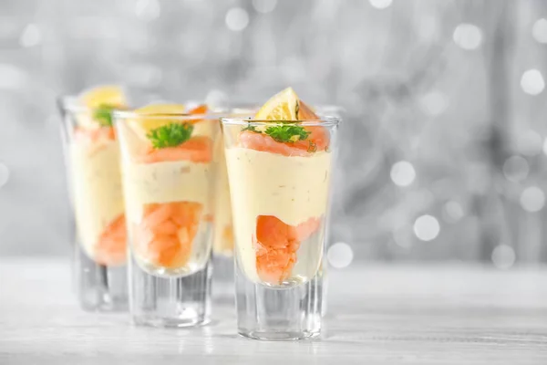 Glasses of white sauce and shrimps — Stock Photo, Image